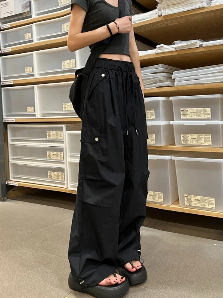 Damskie spodnie parachute cargo w stylu amerykańskim, szare, sportowe, z szerokimi nogawkami, z wysokim stanem, idealne na wiosnę i jesień, do wspinaczki i na co dzień.