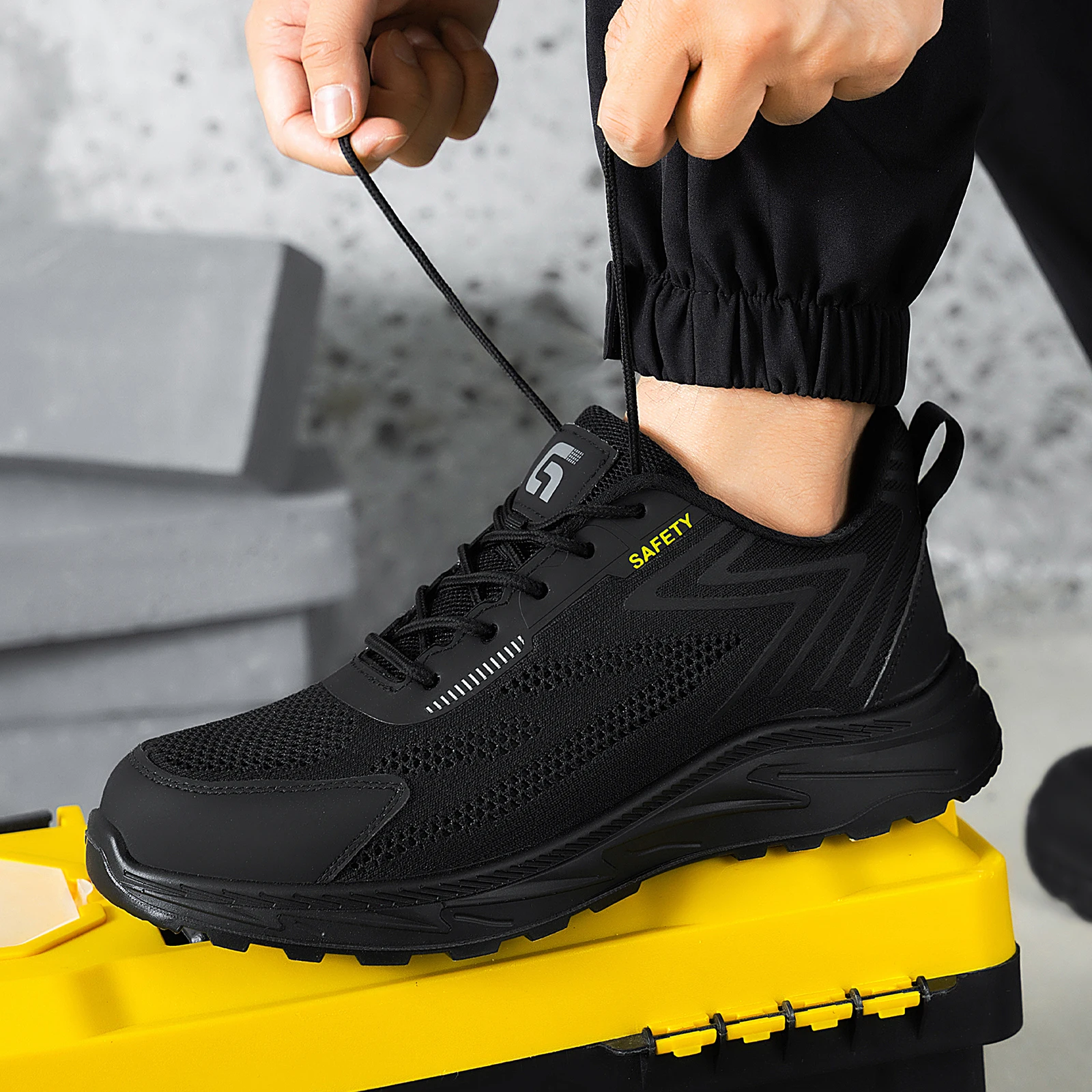 GUYISA Men's Anti-Snare and Anti-Penetration Work Shoes are highly durable and have a solid sole.