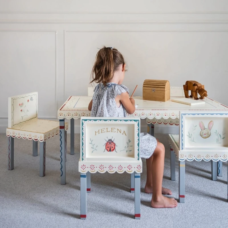 طاولة دراسة خاصة للأطفال من الخشب الصلب الفرنسي مرسومة يدويًا وأثاث طاولة الكتابة في الفصول الدراسية لرياض الأطفال