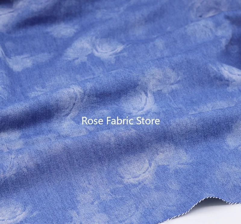 

1-метровая винтажная джинсовая ткань с принтом роз для джинсов, курток, рубашек, платьев для девочек, тканей одежды и шитья своими руками.