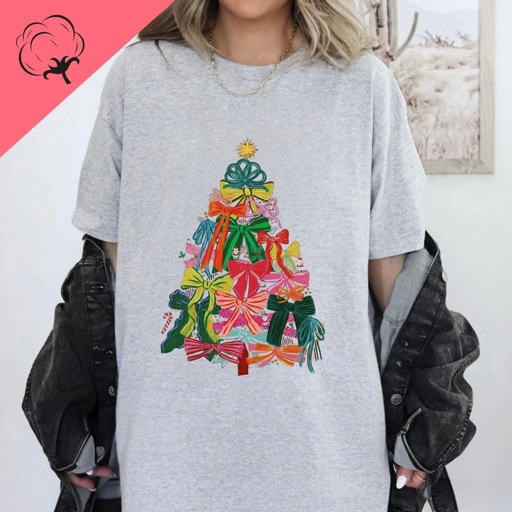هذا هو هو أروع وقت في السنة. تي شيرت قطني لهدايا عيد الميلاد مصمم على طراز شجرة عيد الميلاد PNG.