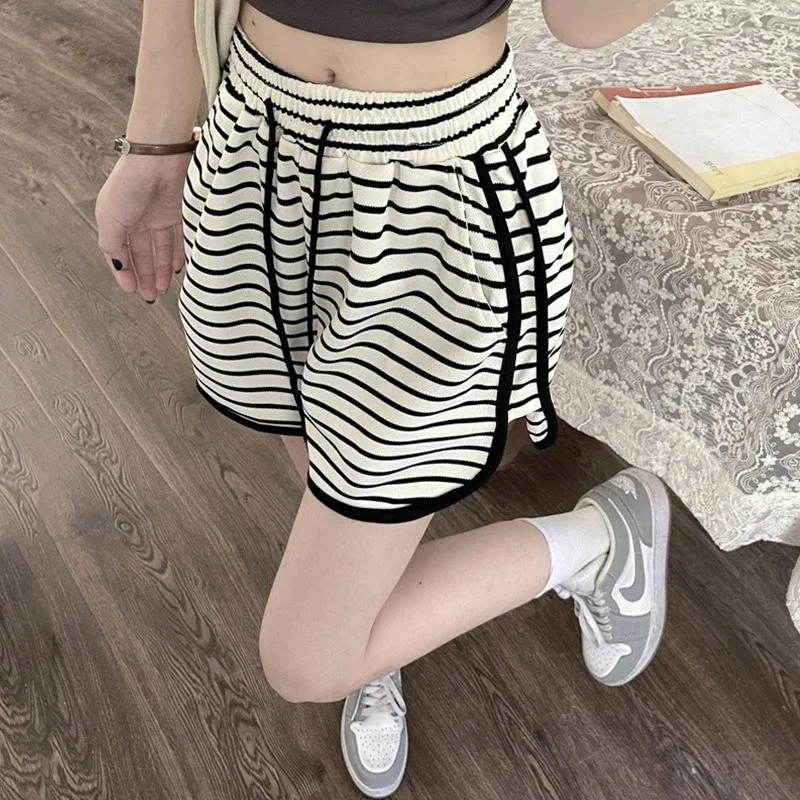 Gestreifte Sportshorts für Damen, Sommer, neue hohe Taille, lockere, schlankmachende Dreiviertelhose, lässige Hotpants zum Tragen im Freien