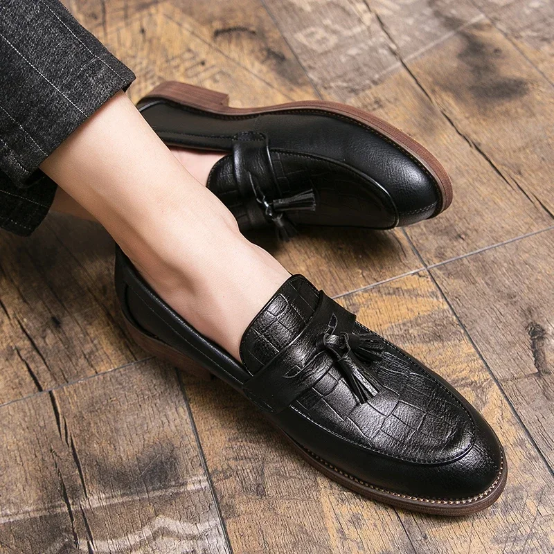 

2025 Leather casual shoes men loafers Luxury Band Slip on male dress shoes leisure style good Wear-resistant sole big size 38-47
