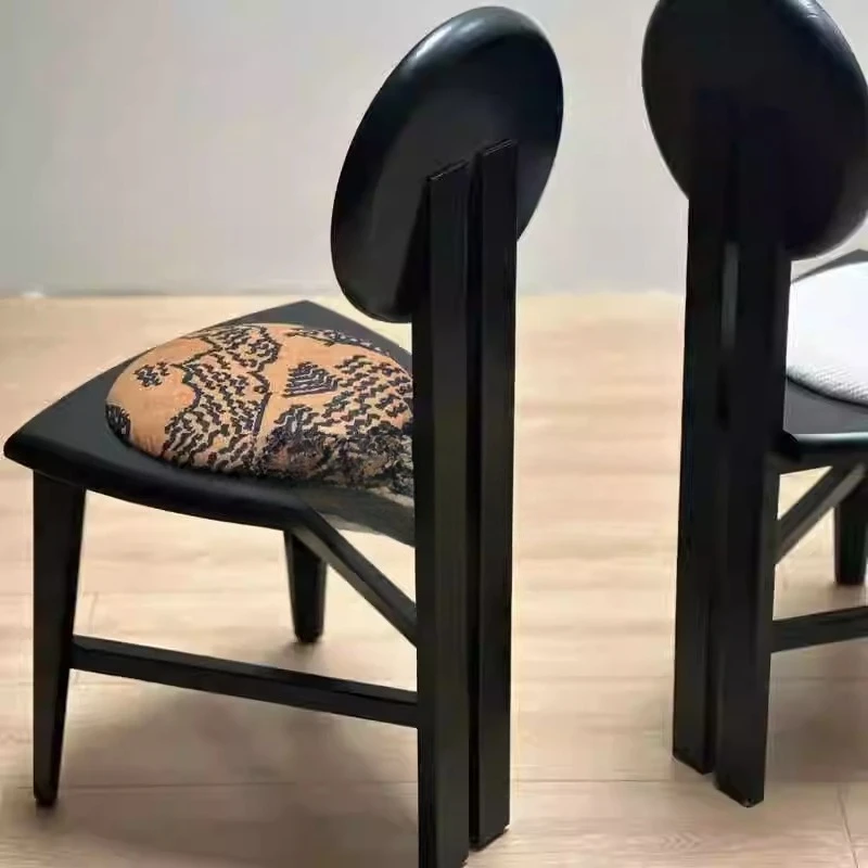 Chaise triangulaire chaise à dossier antique