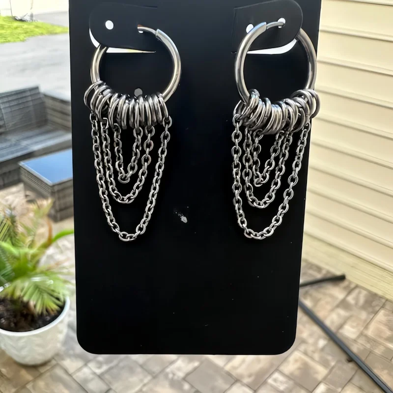 pendientes huggie de cadena triple |   acero inoxidable |   joyería alternativa |   joyería conuda |   pendientes de cadena |   pendientes llamativos
