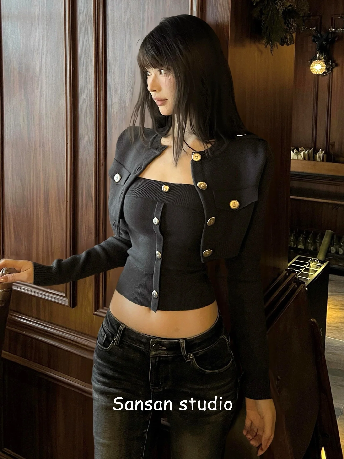 

Korean Style Women's Knitted Cardigan Early Spring Fashion Metal Shoulder Button Slim Fit Sweater Top Two-Piece Set Short Sleeve