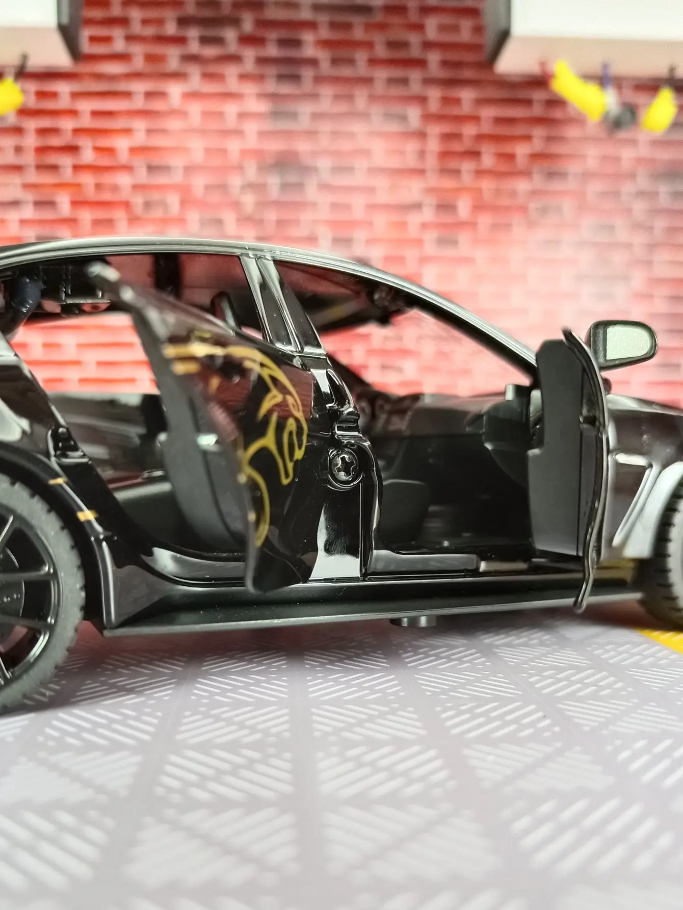 1:24 جاكوار XE SV PROJECT8 أبواب طراز السيارة المصنوعة من السبائك وغطاء المحرك، يمكن فتح صندوق السيارة به وظائف الصوت والإضاءة المحاكاة