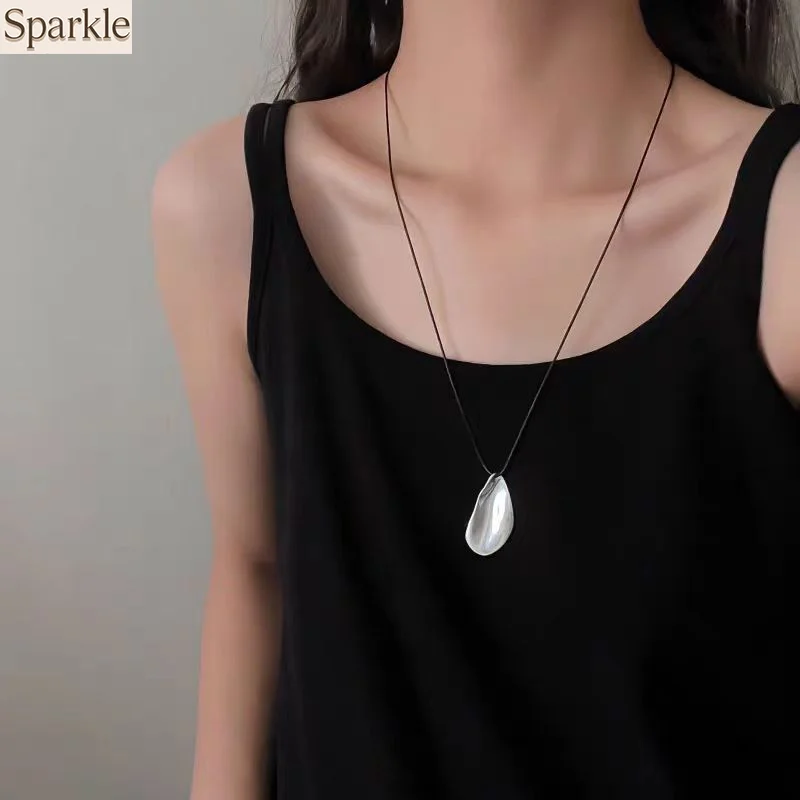 

Vintage Sand Leaf Pendant Necklace for Women Long Sweater Chain Versatile Retro Leaf Necklace Elegant Fashion Jewelry Accessory