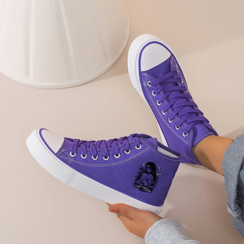 

Женские фиолетовые высокие парусиновые кроссовки: массивная подошва на платформе с мультяшным принтом. Шнуровка для повседневного, повседневного и уличного стиля
