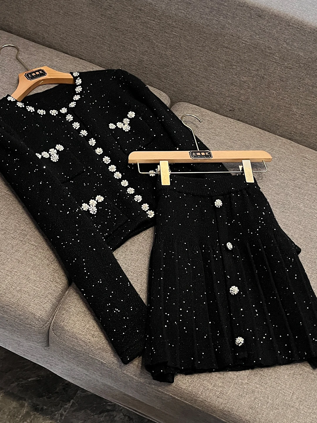 

Женский вязаный комплект iny с блестками, тяжелая эмалированная джатка, плиссированная юбка, комплект из двух предметов Ele Misses Sle D834, зима 2025