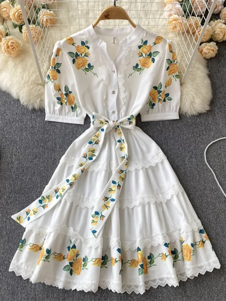 

2023 Popular Water Soluble Trims Print Flower Dress Women Short Puff Sleeve V Neck Cascading Ruffles Lace Up White Vestidos