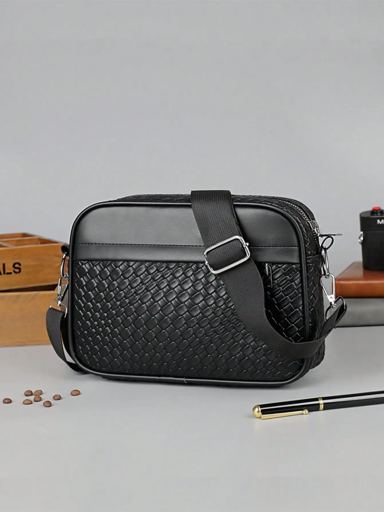 

1pc Men's PU Leather Crossbody Bag Shoulder Bag，Black，With Adjustable Strap，Scratch Resistant And Wear-Resistant，Lightweight