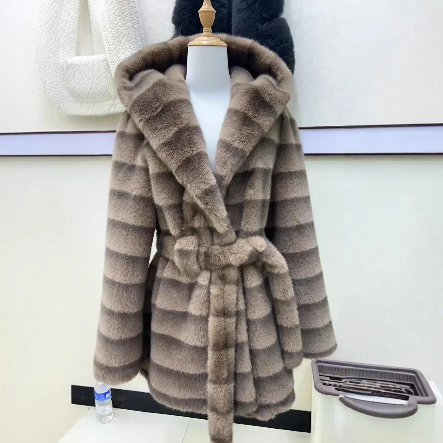 New Eco-friendly Fur Coat with A Hood Young Sweet and Noble Imitating Fur and European Mink Fleece One-piece Coat Fashion Warm
