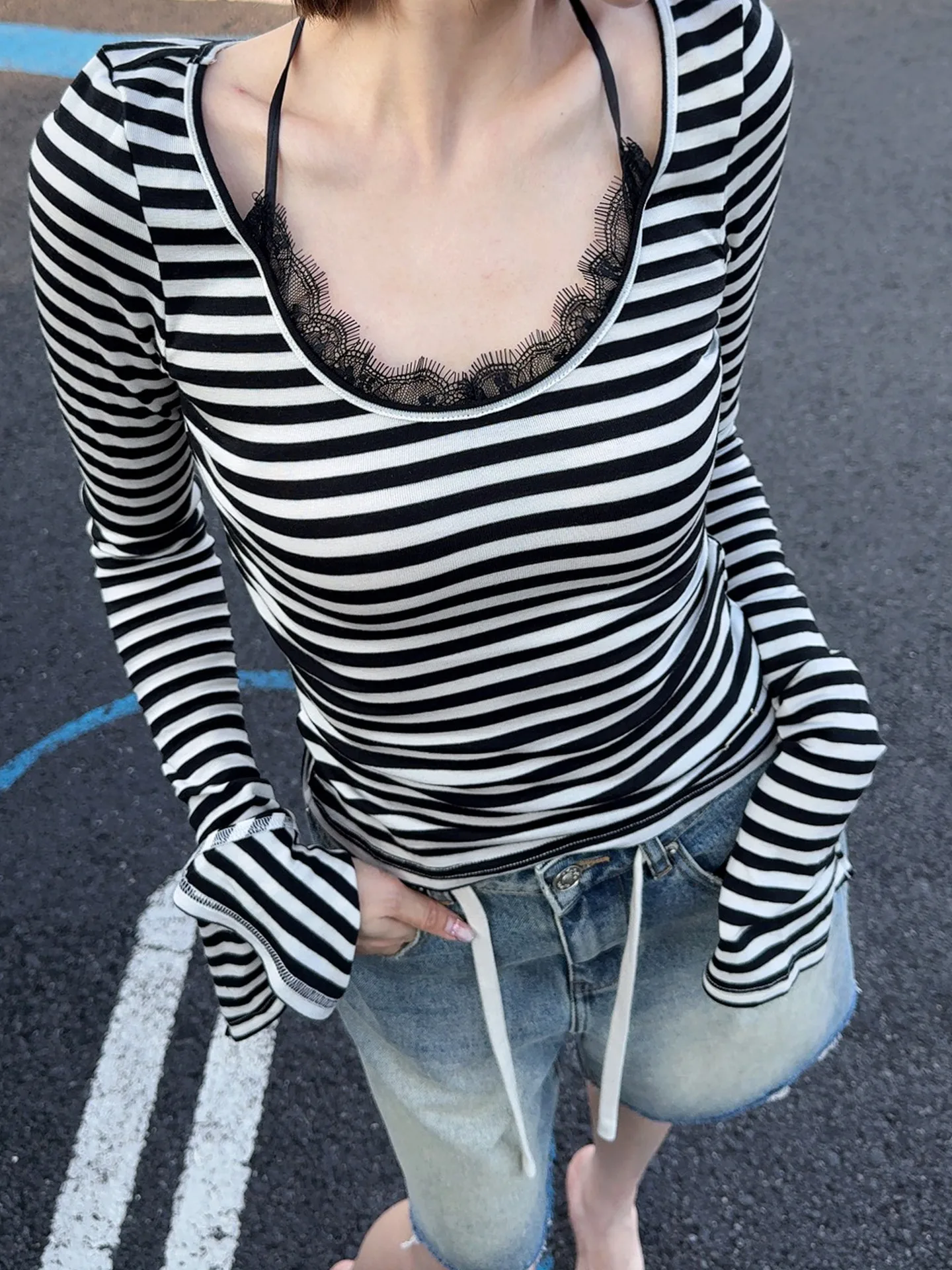 

Женская трикотажная футболка ASBR с кружевными вставками контрастного цвета, приталенного кроя, с длинным рукавом, круглым вырезом и полосками, базовая модель.