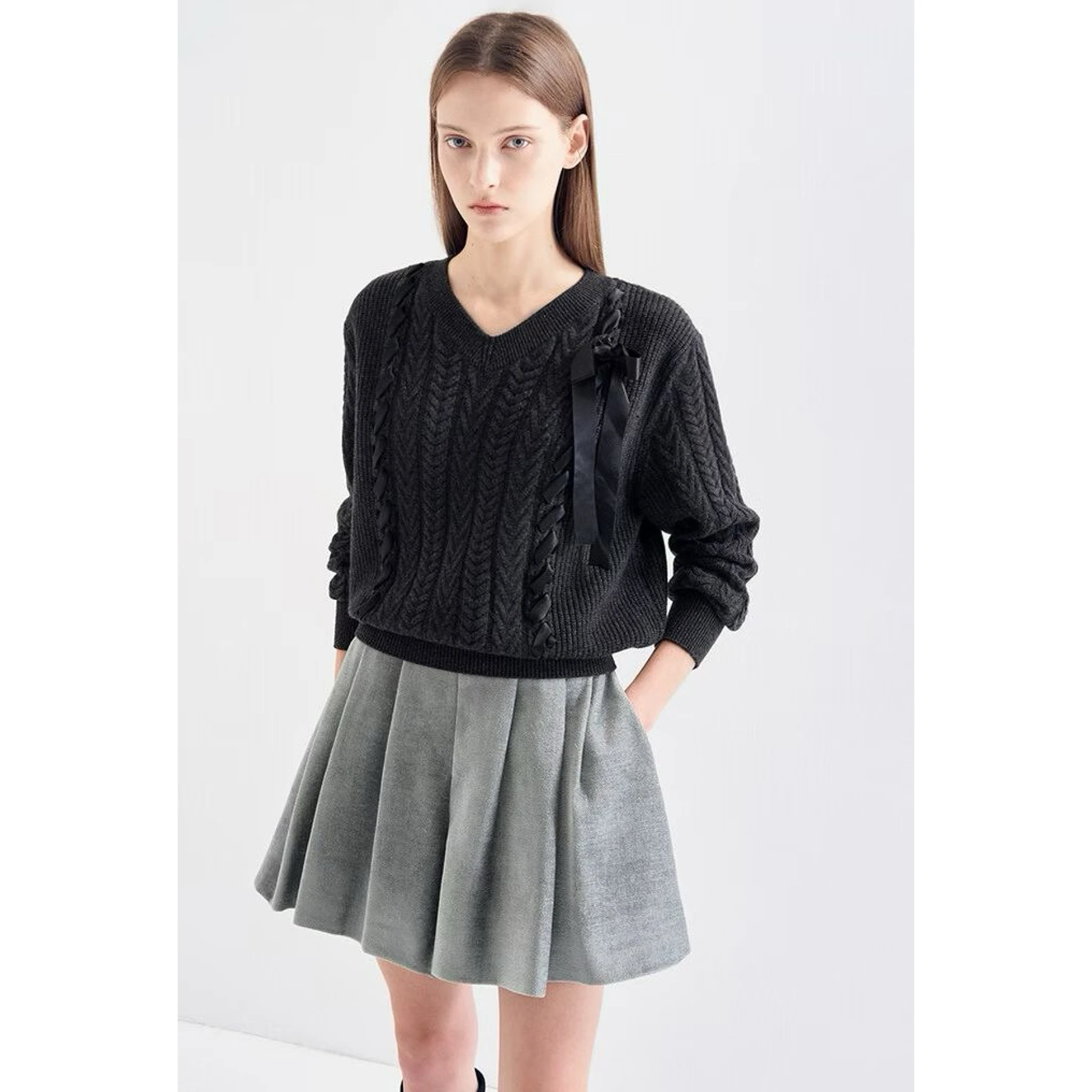 เสื้อไหมพรมถักลายเลมอนชีสแบบหวานๆ ช่วยชะลอวัย ดีไซน์ผูกปมเว้าช่วงอก ทรงหลวม แขนยาว คอวี...