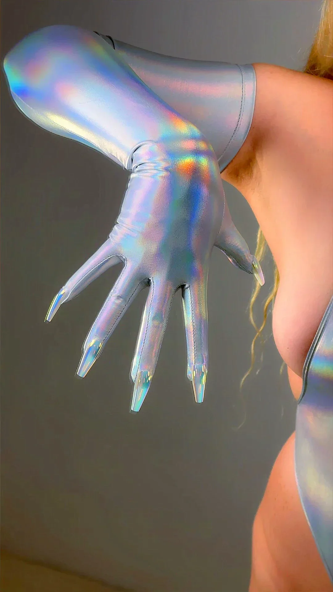 Immagine 5: Guanti DooWay Holo Silver Metallici con Effetto Olografico Liquido, Extra Sottili ed Elastici, Lunghi 70CM, per Feste e Moda