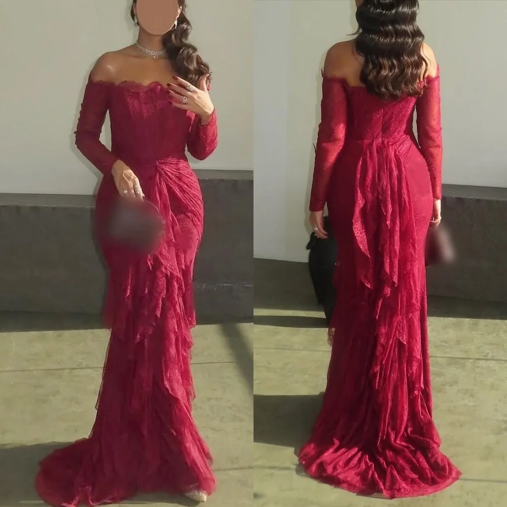 Abiti lunghi a sirena affascinanti con volant in pizzo con pieghe personalizzate e spalle scoperte Abito da sera elegante su misura per occasioni da donna