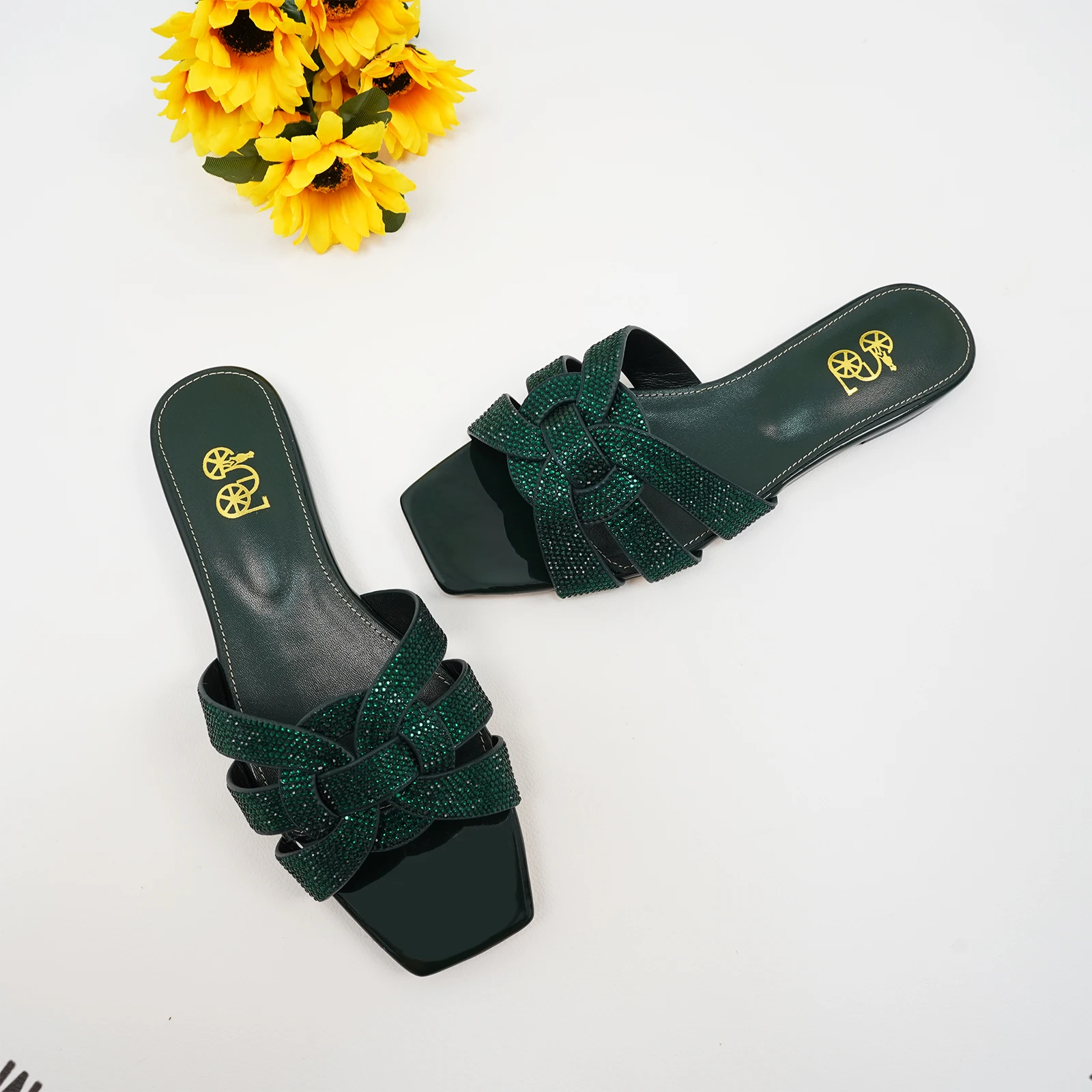 2024 summer women\'s flat bottomed open toe slippers,fashionable and casual rhinestone outdoor slippers, anti slip beach slippers