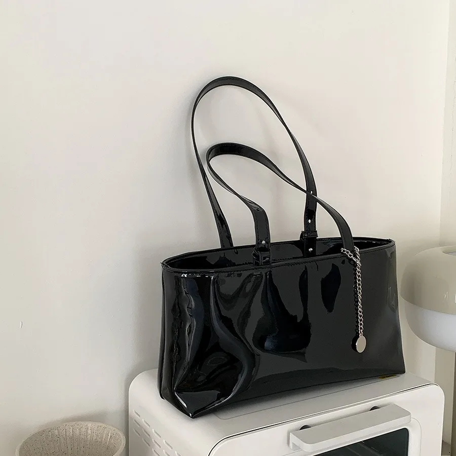 

Korean version shoulder bag, large capacity women's 2024 new tote bag, high-end and glossy PU commuting bag, women's work bag