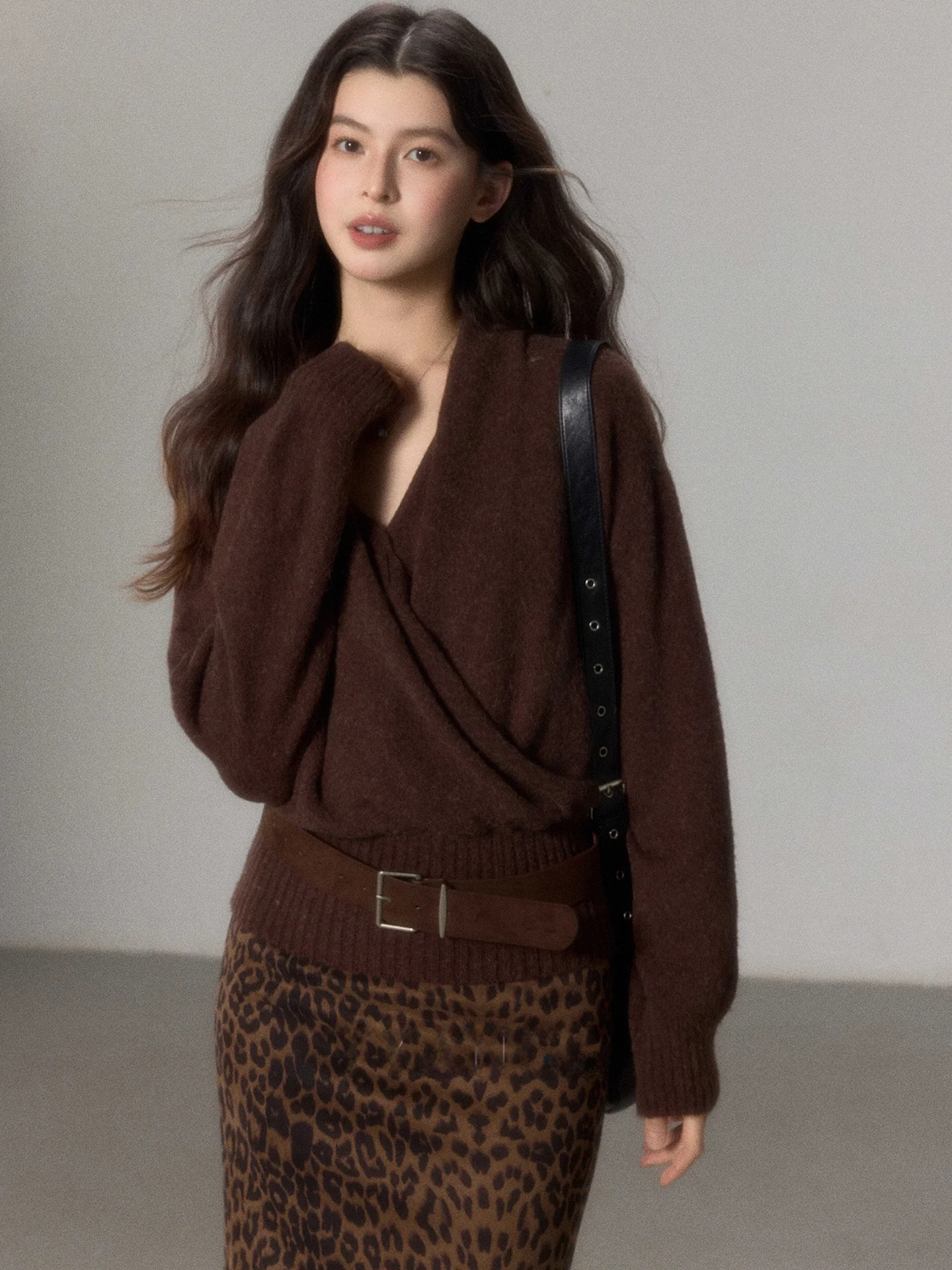 

Женский вязаный свитер Ele с V-образным вырезом и перекрестной талией, свободного кроя, с микро-кроличьим мехом, от Er Yang Design – комфорт и тепло для осени/зимы