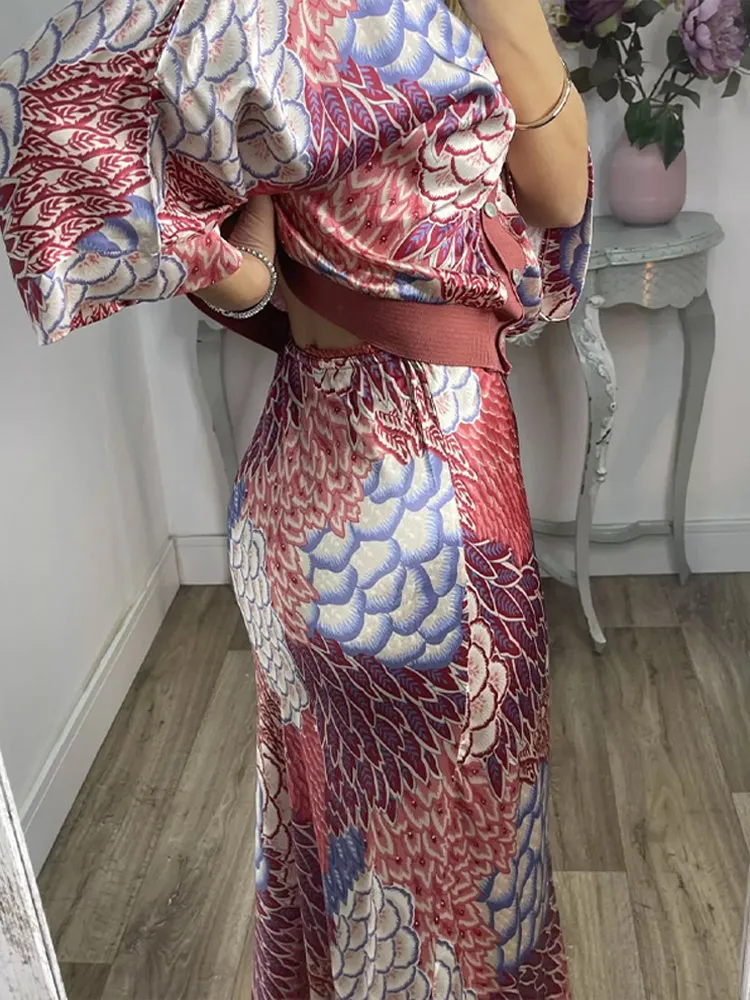 Summer and Autumn Stylish Color Blocked Maxi Skirt with Casual Short-Sleeved Blouse Perfect for Beach and Everyday Wear