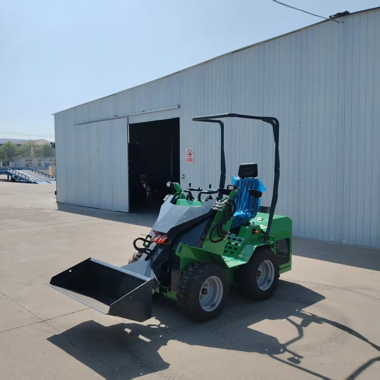 

Selling in good condition, slip steering loader high-quality engine, multi terrain loader
