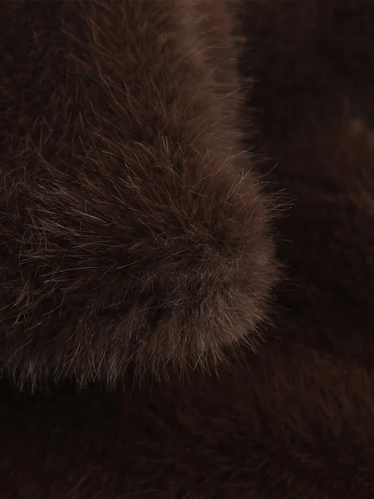 Style européen nouvelle mode féminine polyvalente et élégante couleur unie revers à manches longues manteau effet fausse fourrure.