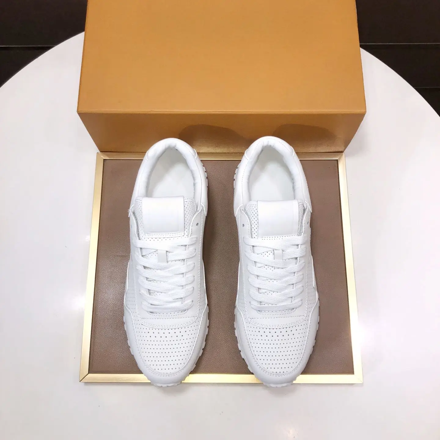 Sneakers unisex in pelle traforata bianca, con lacci, suola spessa, scarpe da ginnastica casual alla moda per uomo e donna