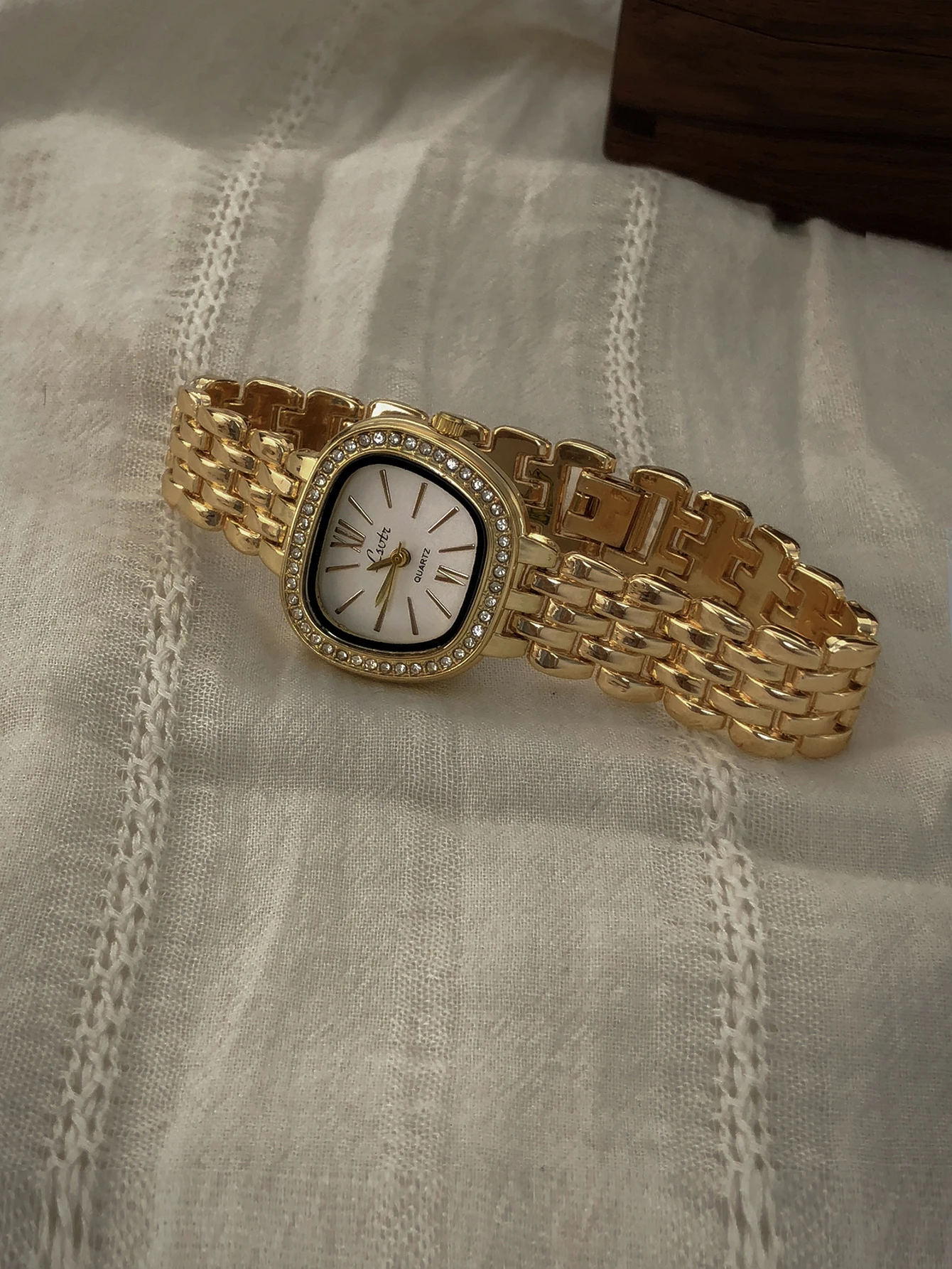 1 new gold ladies quartz watch with rhinestone trapezoidal case stainless steel strap design simple  ladies waterproof watch.