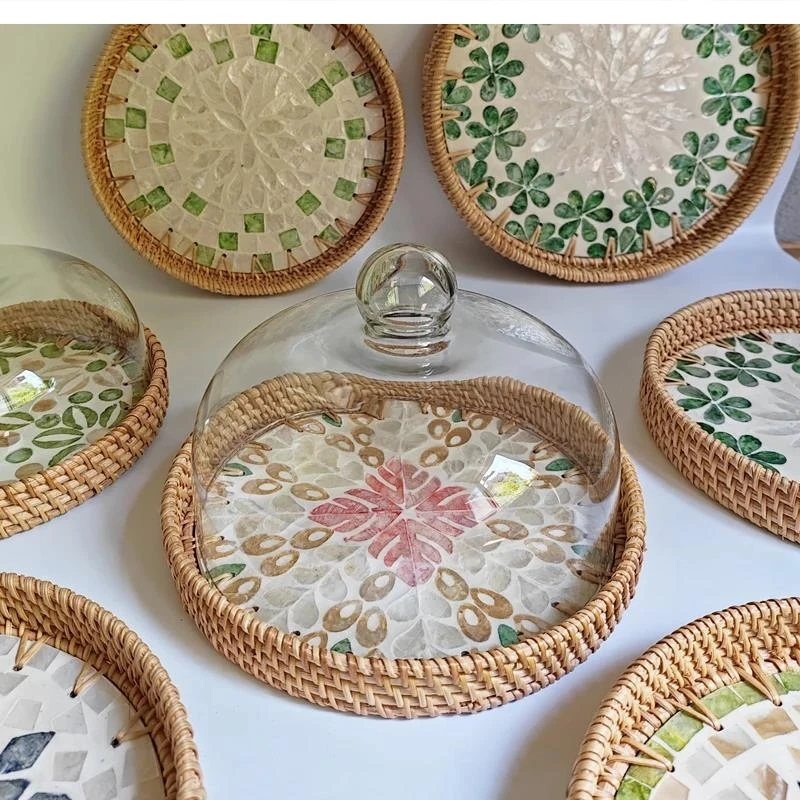 

Корзина из ротанга. Пыленепроницаемый десертный торт. Круглая крышка из морского стекла.