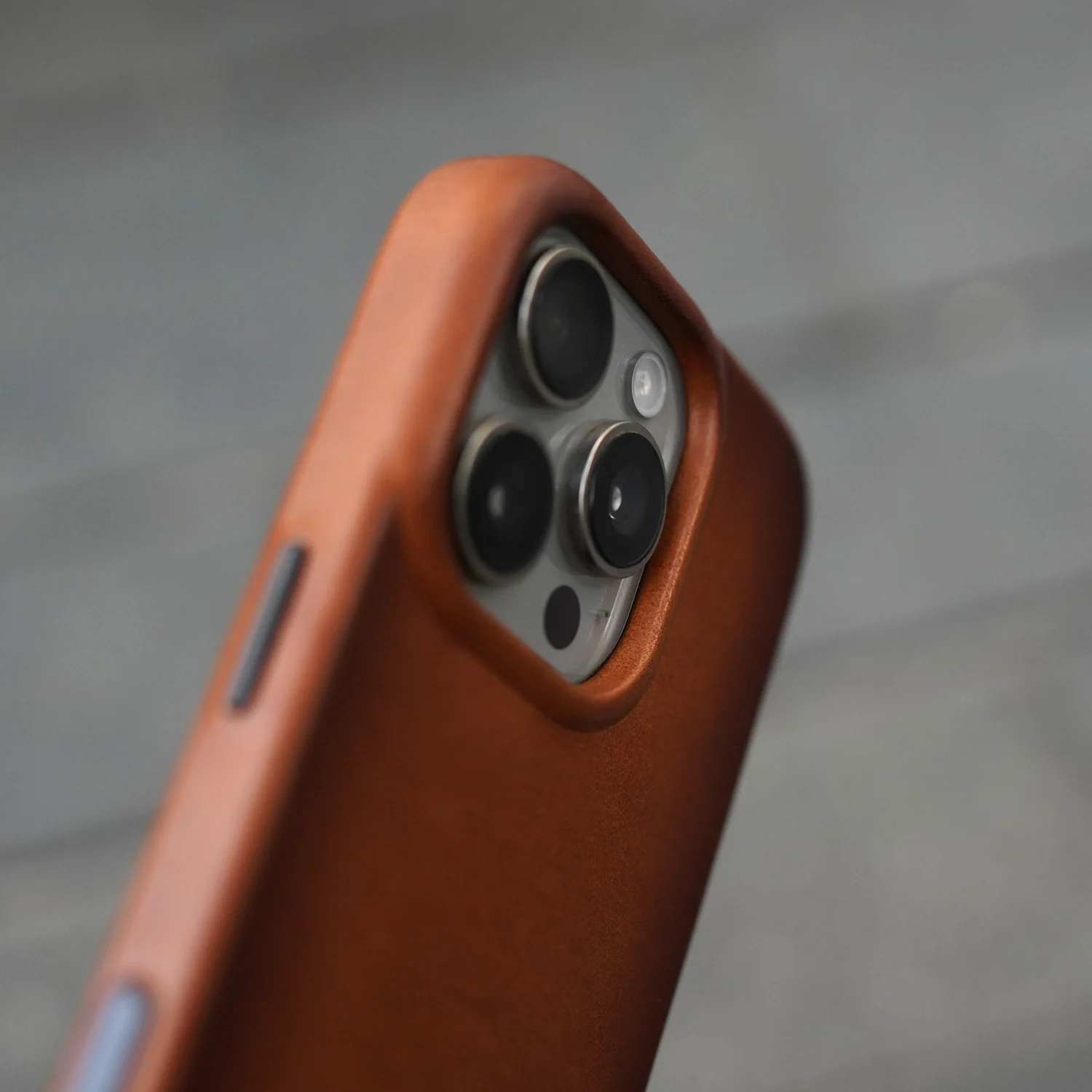 YMW Ręcznie robione włoskie etui z prawdziwej skóry na iPhone'a 16 15 14 Pro Max Magnetyczne luksusowe biznesowe etui na telefon w stylu retro