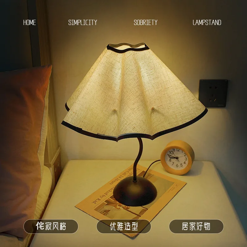 French Vintage Pleated Petal Fabric Lamp Nanyang Retro Bedside Lamp Trendy Ambient Desk Light for Living Room Study