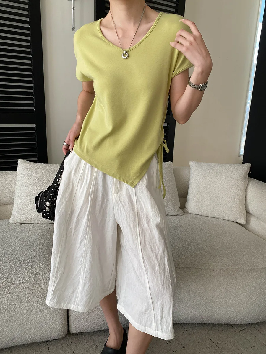 Sommerliches Damen-T-Shirt in unregelmäßiger Farbe mit unregelmäßigem Saum, Kordelzug, V-Ausschnitt und schlankmachendem Effekt, kurzärmelig. – Detail 14