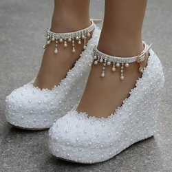 Crystal Queen Wit Wiggen Bruiloft Pompen Zoete Witte Bloem Kant Parel Platform Pomp Schoenen Klassieke Bruid Jurk Hoge Hakken Dame