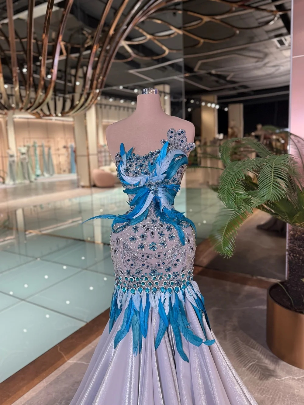 Luxuoso vestido de noite de cristal gracioso vestido de noite de penas 2026 elegante sereia até o chão vestido de festa personalizado