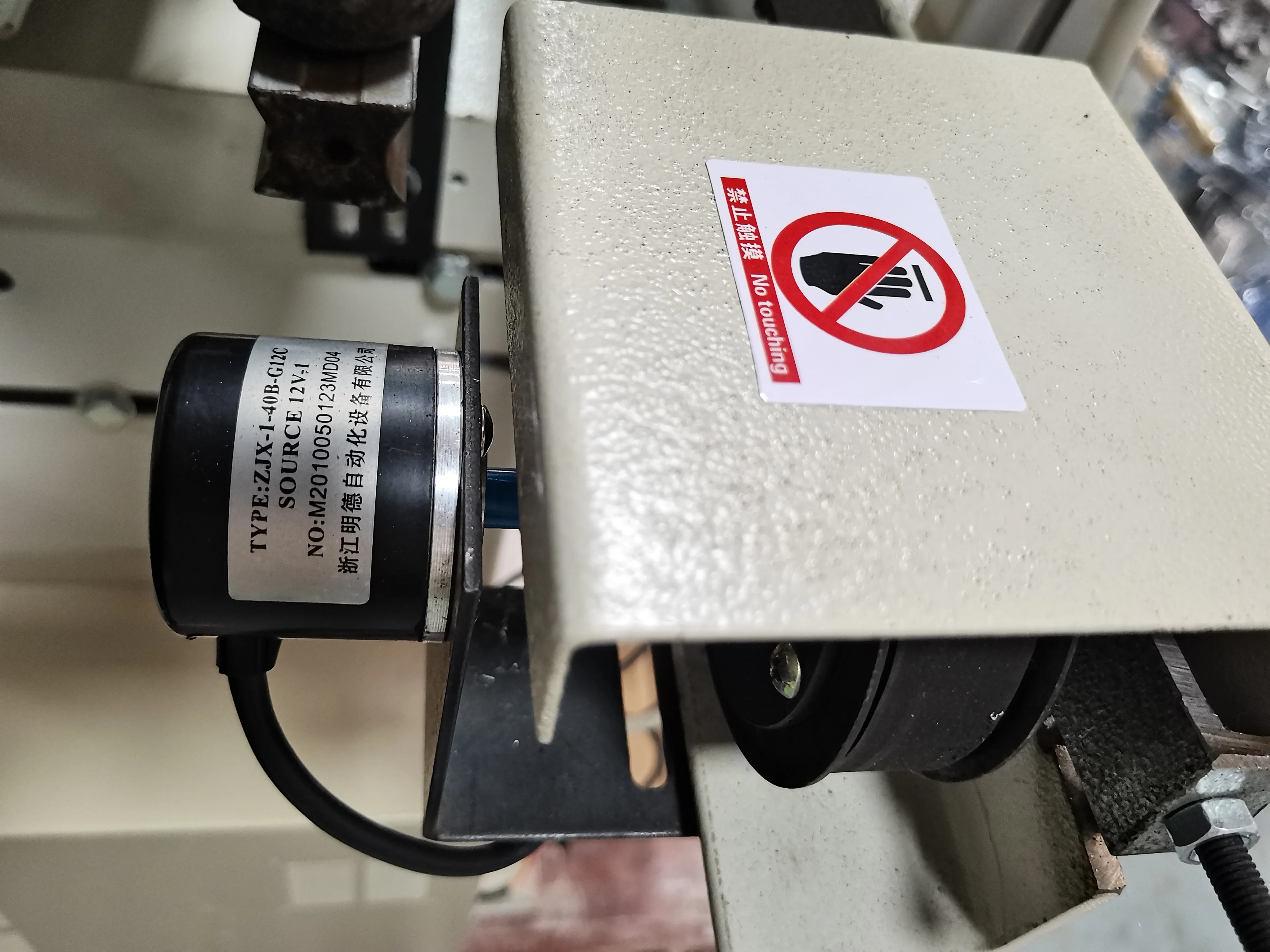 Máquina de tejer semiautomática para tejer suéteres