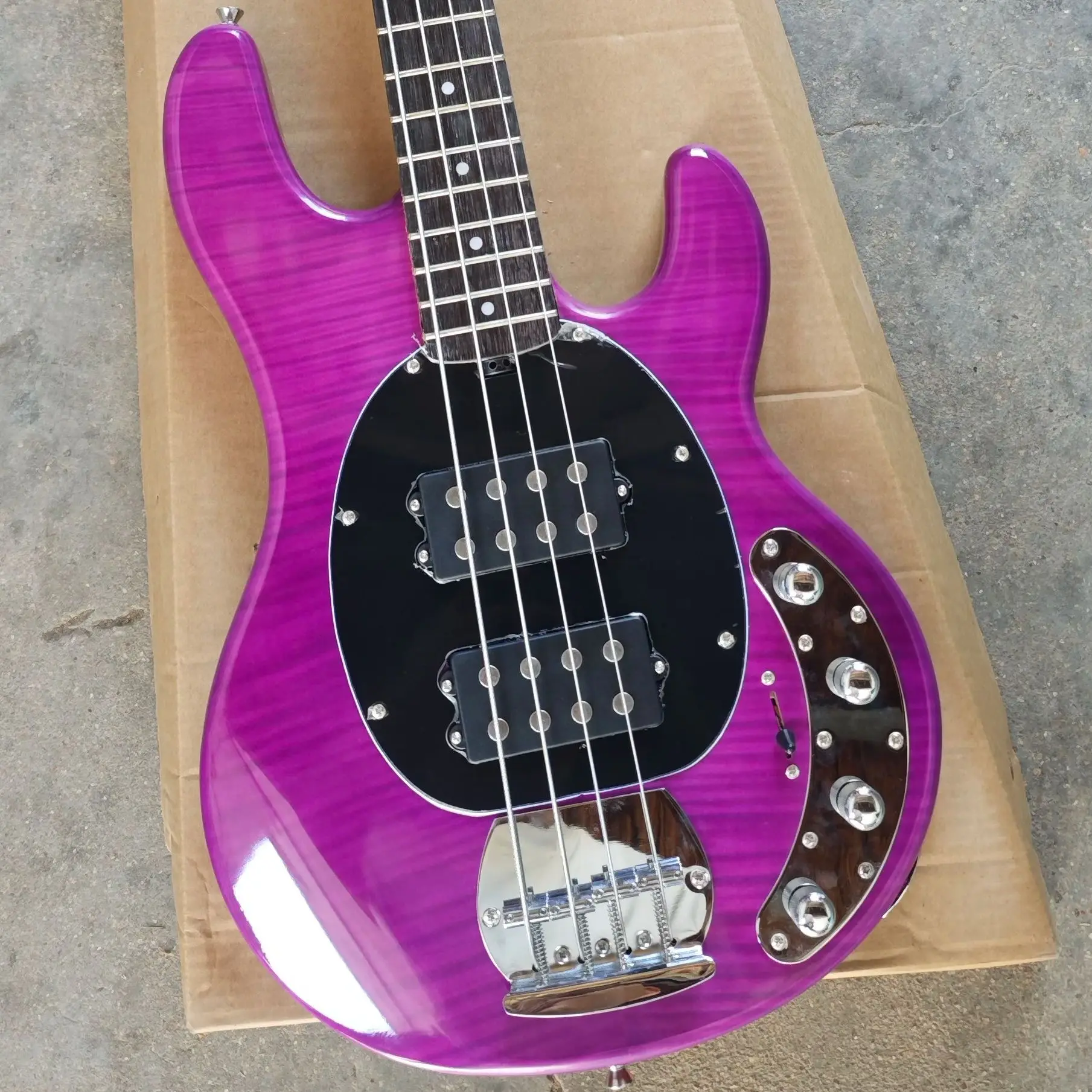 Pink four-string bass, full-body link, tiger-pattern veneer on the front, basswood piano body and rose wood fingerboard.