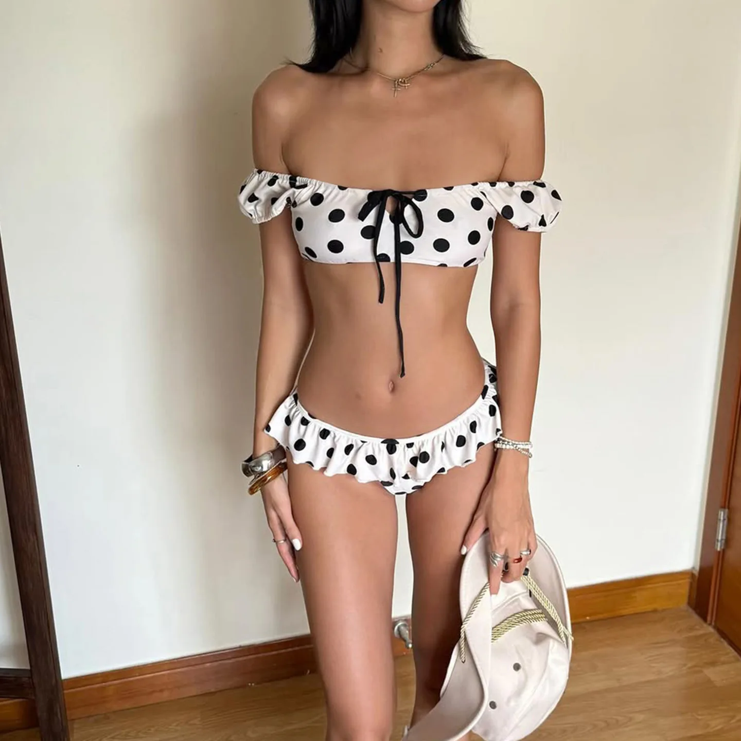 Costume da bagno bikini vintage a pois da donna con spalle scoperte e volant, due pezzi slim fit sexy Pure Desire, abbigliamento da spiaggia estivo