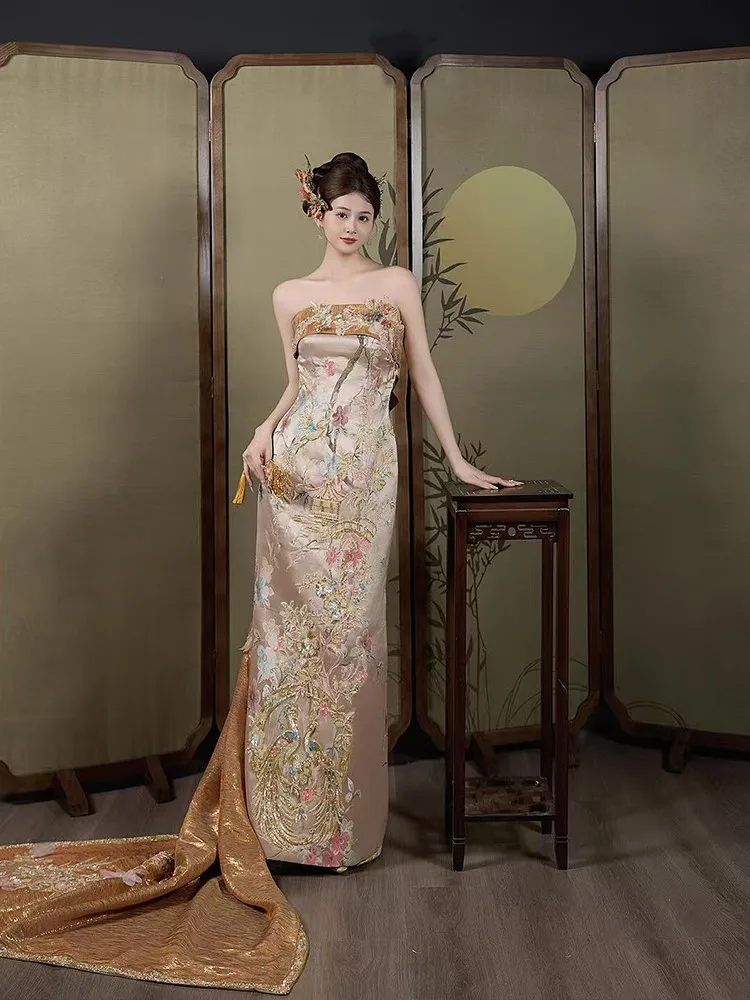 

A new light luxury style wedding dress with tail for toasting