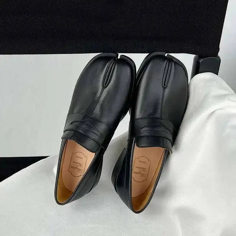 Zapatos con punta dividida, mocasines Tabi para mujer, zapatos de plataforma única para mujer, suelas blandas de cuero suave, zapatos planos informales de Color sólido