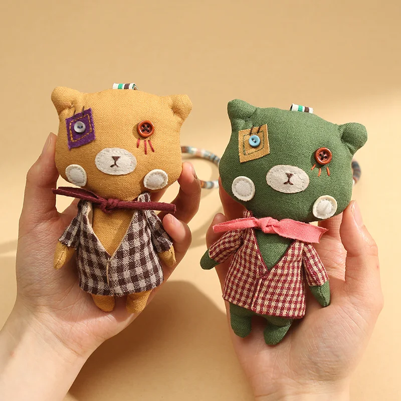 chaveiro-de-urso-em-patchwork-feito-a-mao-charm-de-bolsa-de-tecido-vintage-com-alca-de-pulso-presente-retro-fofo