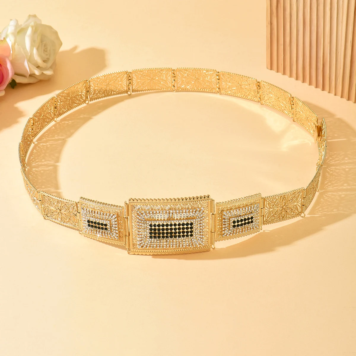 

Arabic-Style Metal Waist Chain Jeweled Belt For Ladies' Wedding Party Dress Full Of Diamonds Hand Carved Design