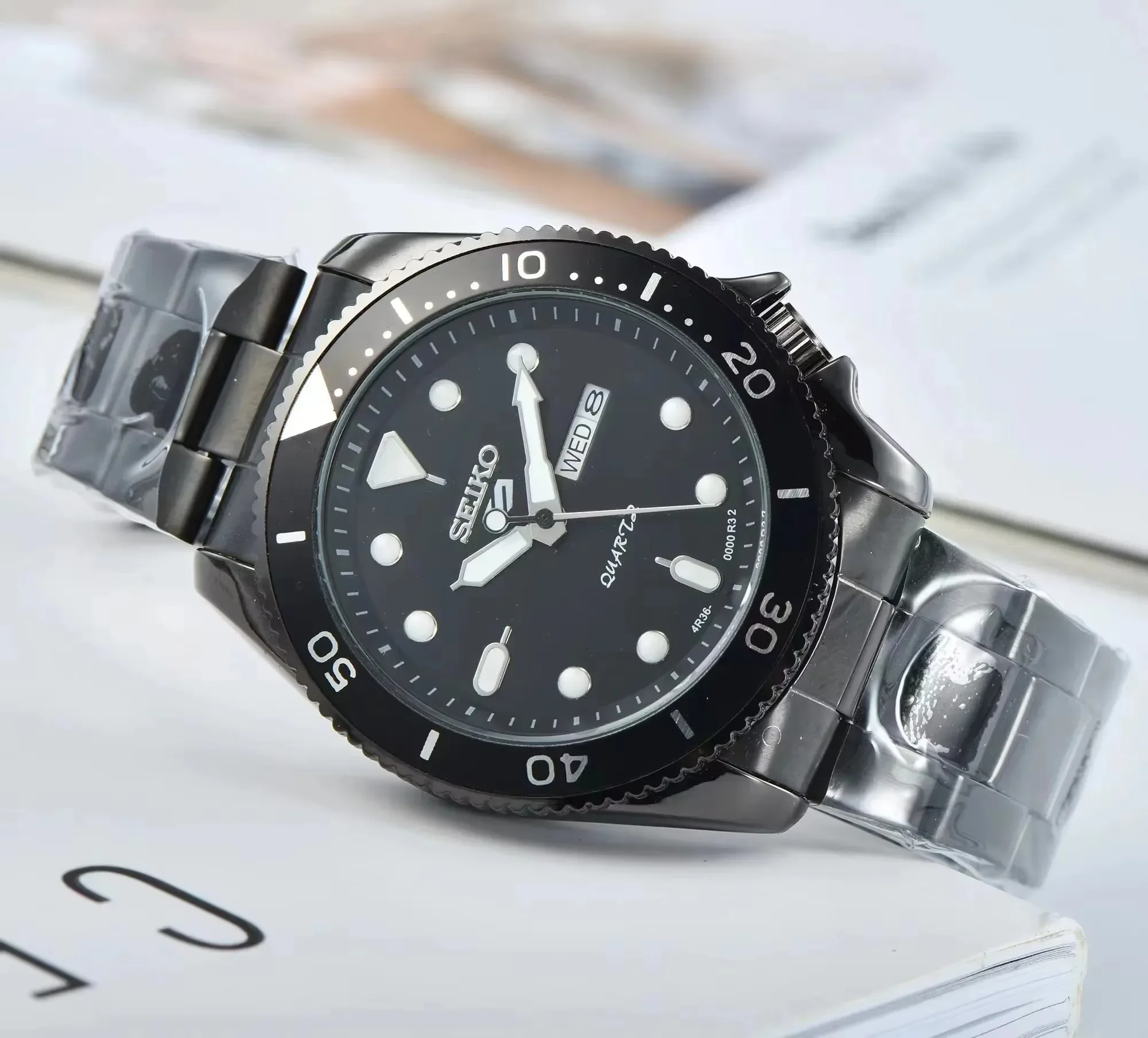 ساعة سيكو الرياضية كوارتز مقاومة للماء للرجال، مينا متعددة الوظائف وعلامات مضيئة، ستانلس ستيل أو حزام مطاطي.