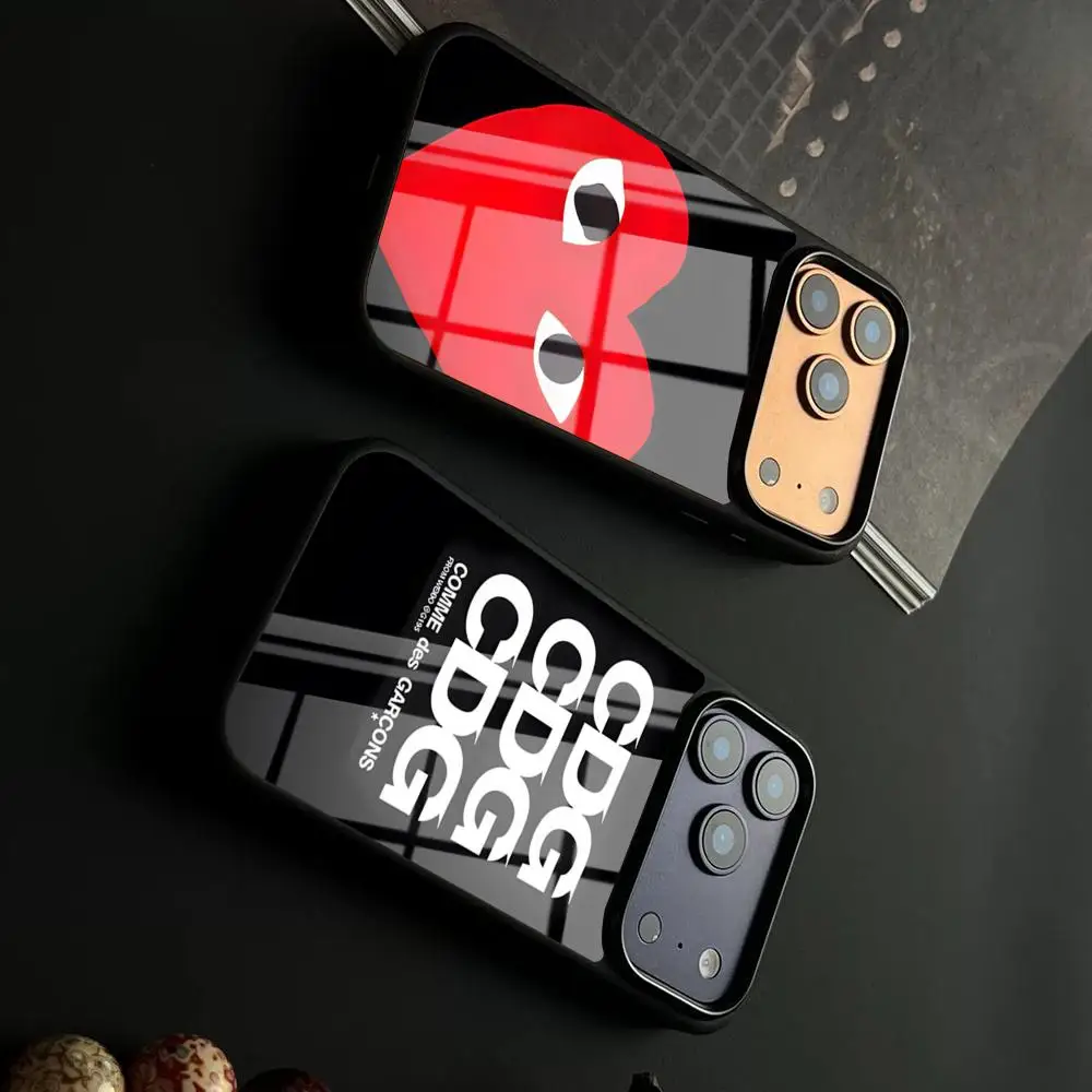 Capa de Celular Luxuosa com Coração Vermelho C-CDG Love em PC+TPU para iPhone 17 Air 16 15 17 14 Pro Max, Presente para Casal, Compatível com iPhone 13 12 11 X XS XR Plus