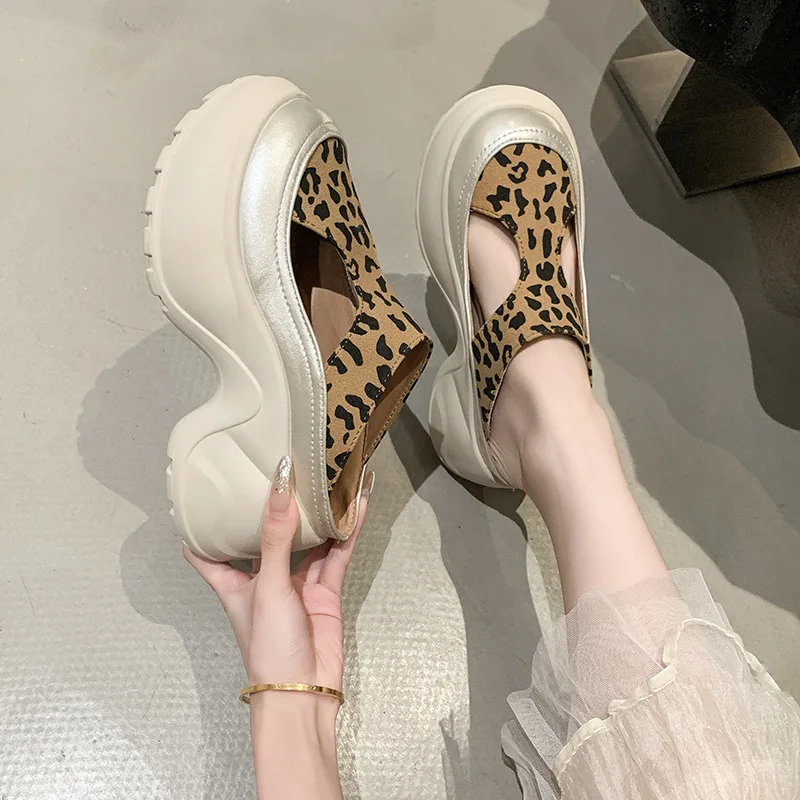 

2025 Summer New Baotou Slippers for Women Thick Bottom, Height Increasing, Sponge Cake, Cool, Casual, Fashionable, Half Dragging