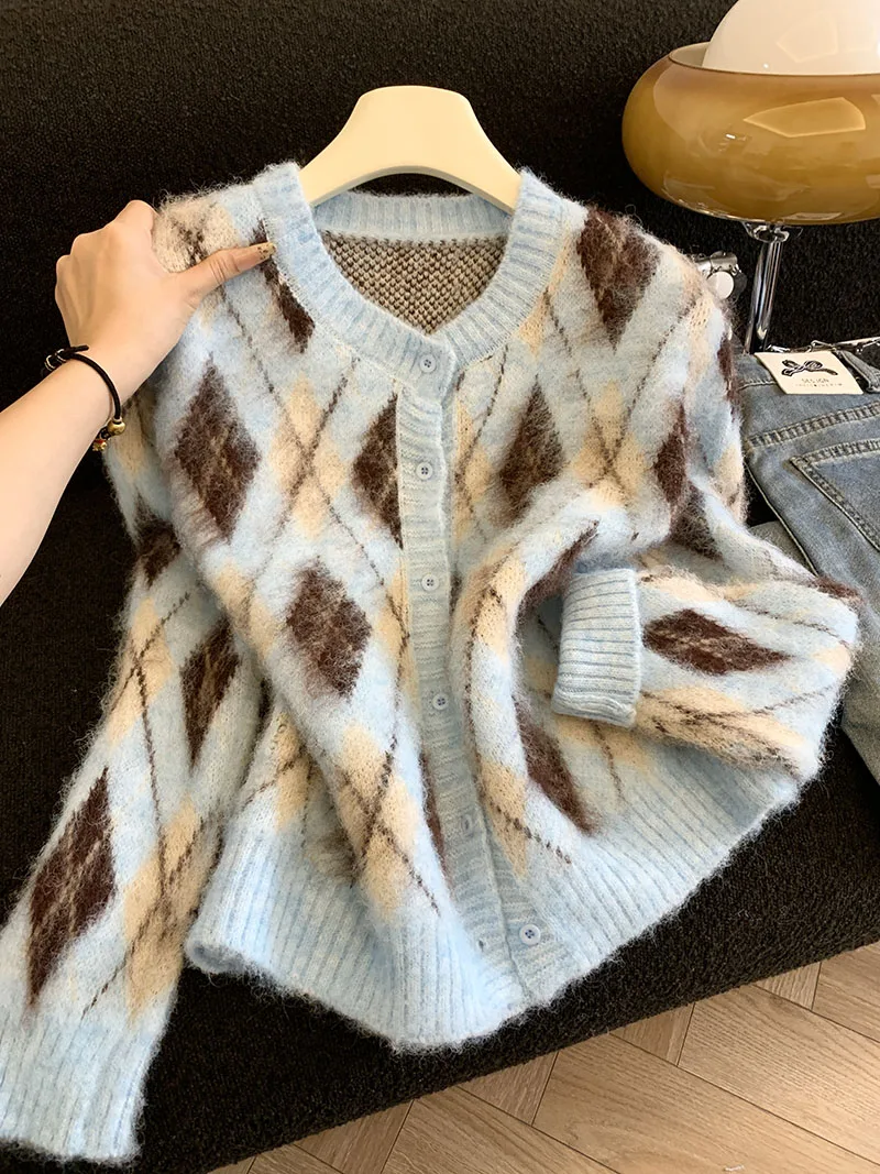 

Retro Versatile Color Contrasting Diamond Grid High End Sensation, Slim and Versatile Knitted Cardigan Sweater Jacket for Women