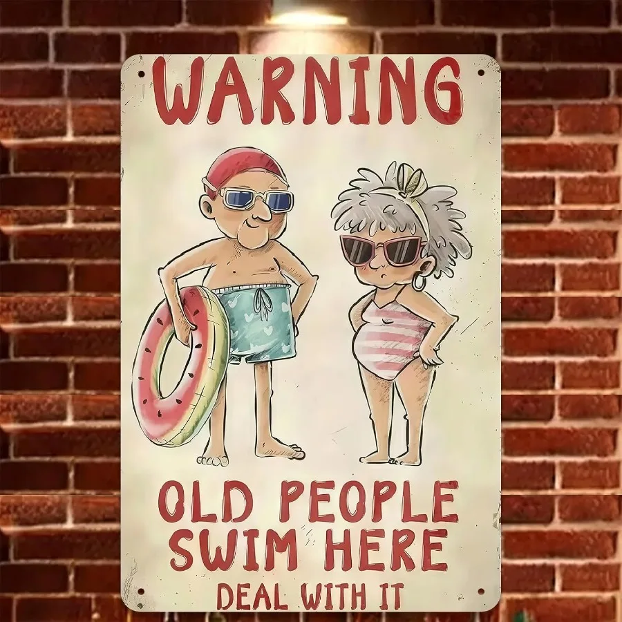 علامة حمام السباحة المعدنية المضحكة لكبار السن السباحة هنا ديكور جدار ريفي عتيق لفناء حمام السباحة علامة خارجية مضحكة مع تصميم قديم و