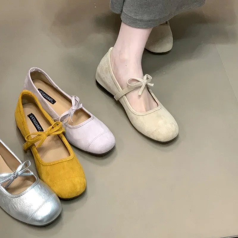 Doce apartamentos para mulheres verão deslizamento no dedo do pé redondo sapatos clássicos para mulheres sólido rebanho couro borboleta nó adorável sapatos casuais