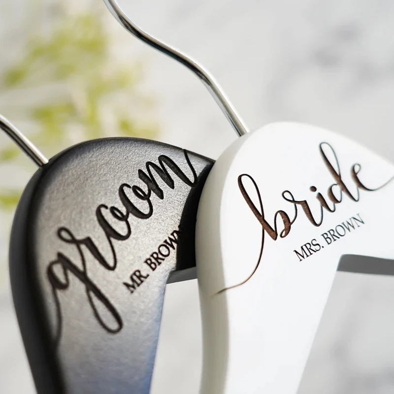 2er-Set personalisierte schwarz-weiße Kleiderbügel mit Gravur für Braut und Bräutigam, Hochzeit, Junggesellenabschied, Brautparty-Dekoration – Detail 3
