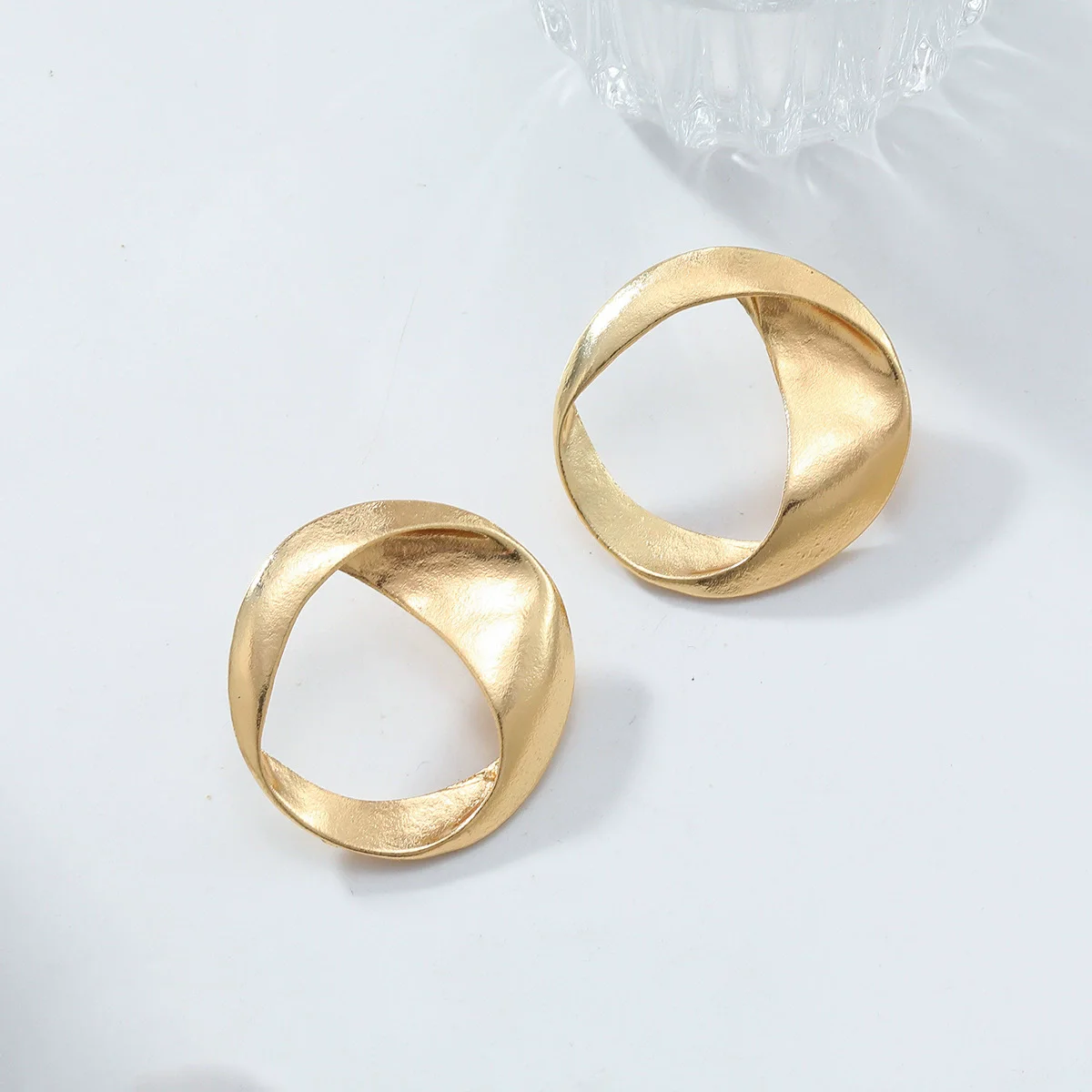 أقراط دائرية مصنوعة من خليط معدني للنساء والفتيات باللون الذهبي أقراط هندسية مجوهرات